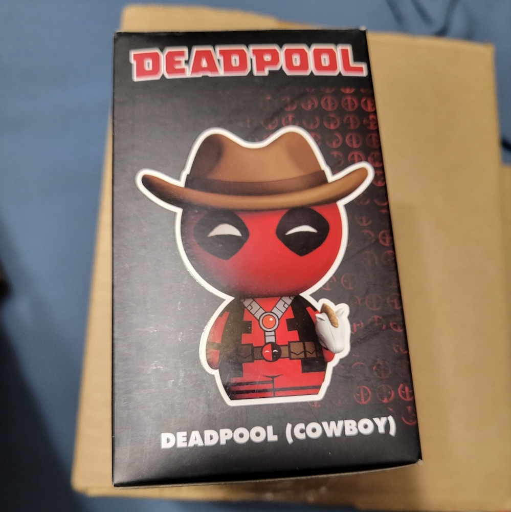 Marvel Collector Deadpool - Picture 2 of 3